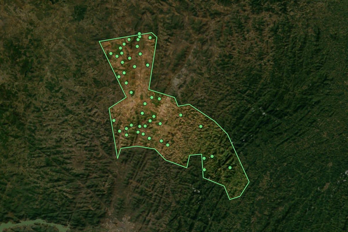 Imagem de satélite de Jaguaquara (BA), com o contorno do município e a posição dos imóveis desta página.