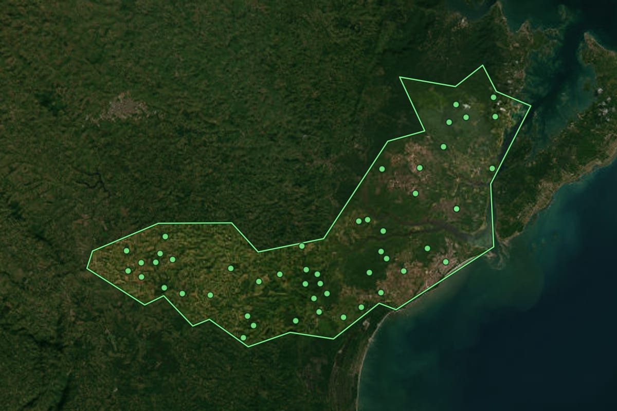 Imagem de satélite de Jaguaripe (BA), com o contorno do município e a posição dos imóveis desta página.