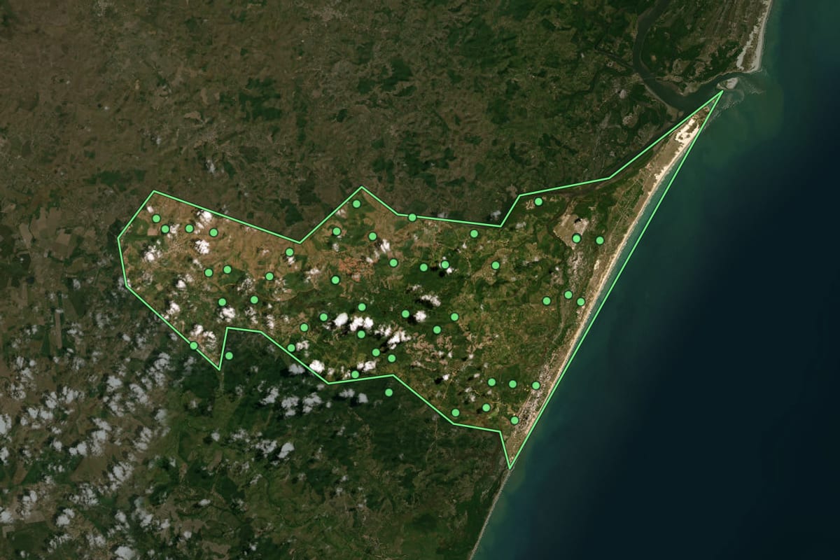 Imagem de satélite de Jandaíra (BA), com o contorno do município e a posição dos imóveis desta página.