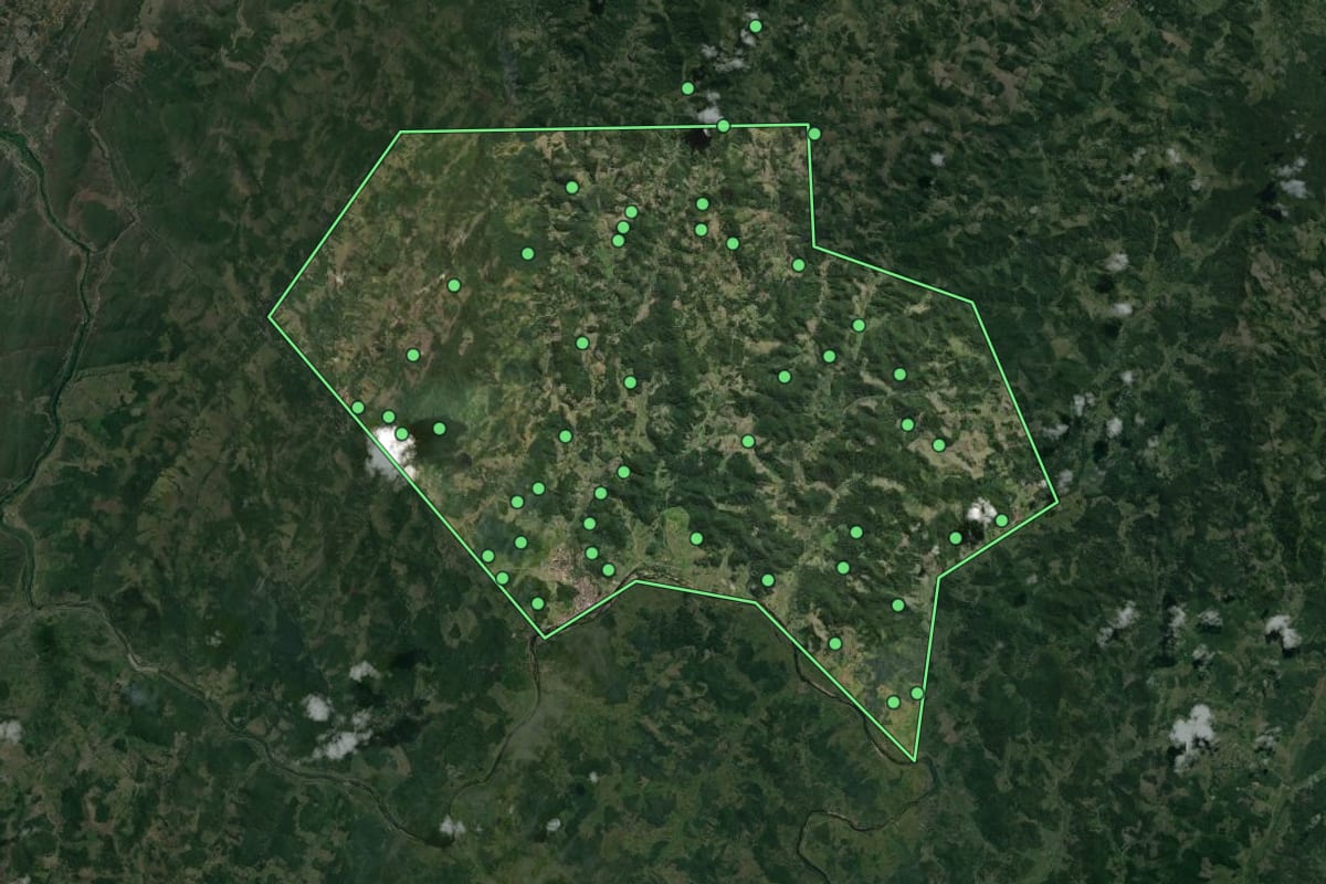 Imagem de satélite de Jitaúna (BA), com o contorno do município e a posição dos imóveis desta página.