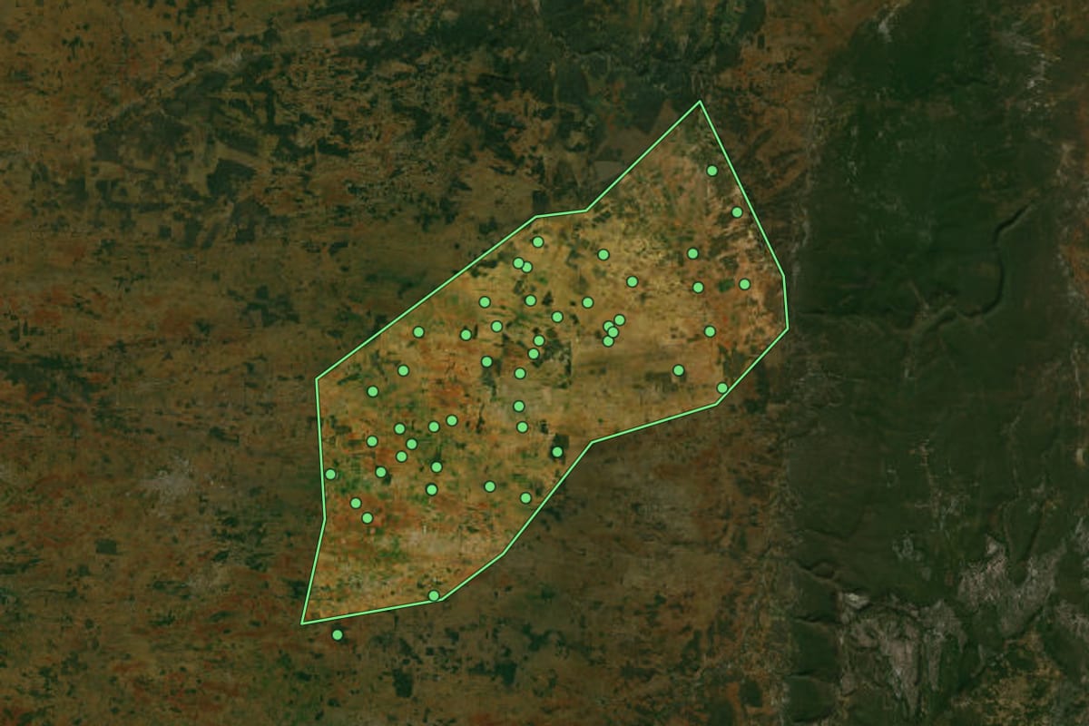 Imagem de satélite de João Dourado (BA), com o contorno do município e a posição dos imóveis desta página.