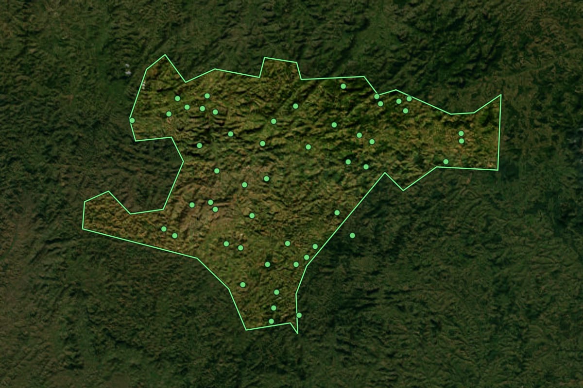 Imagem de satélite de Jucuruçu (BA), com o contorno do município e a posição dos imóveis desta página.