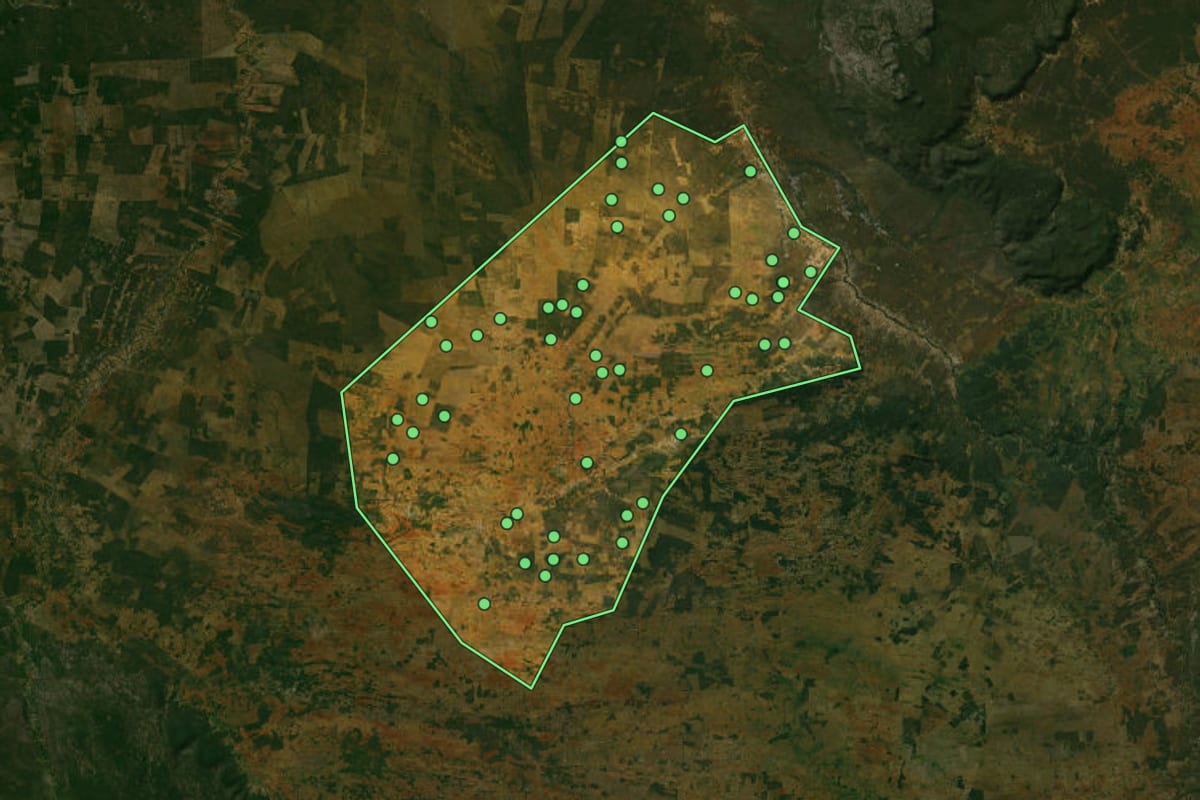 Imagem de satélite de Jussara (BA), com o contorno do município e a posição dos imóveis desta página.
