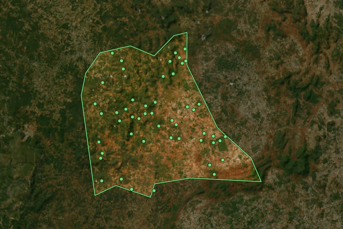 Imagem de satélite de Lagoa Real (BA), com o contorno do município e a posição dos imóveis desta página.