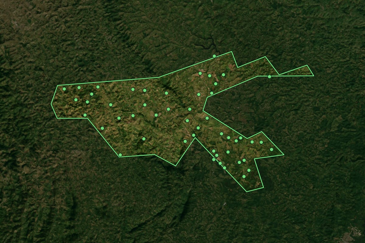 Imagem de satélite de Laje (BA), com o contorno do município e a posição dos imóveis desta página.