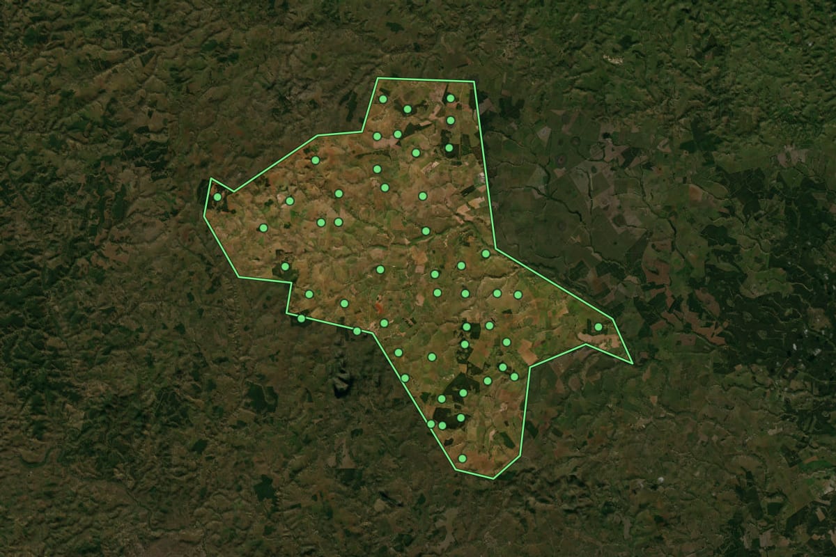 Imagem de satélite de Lajedão (BA), com o contorno do município e a posição dos imóveis desta página.