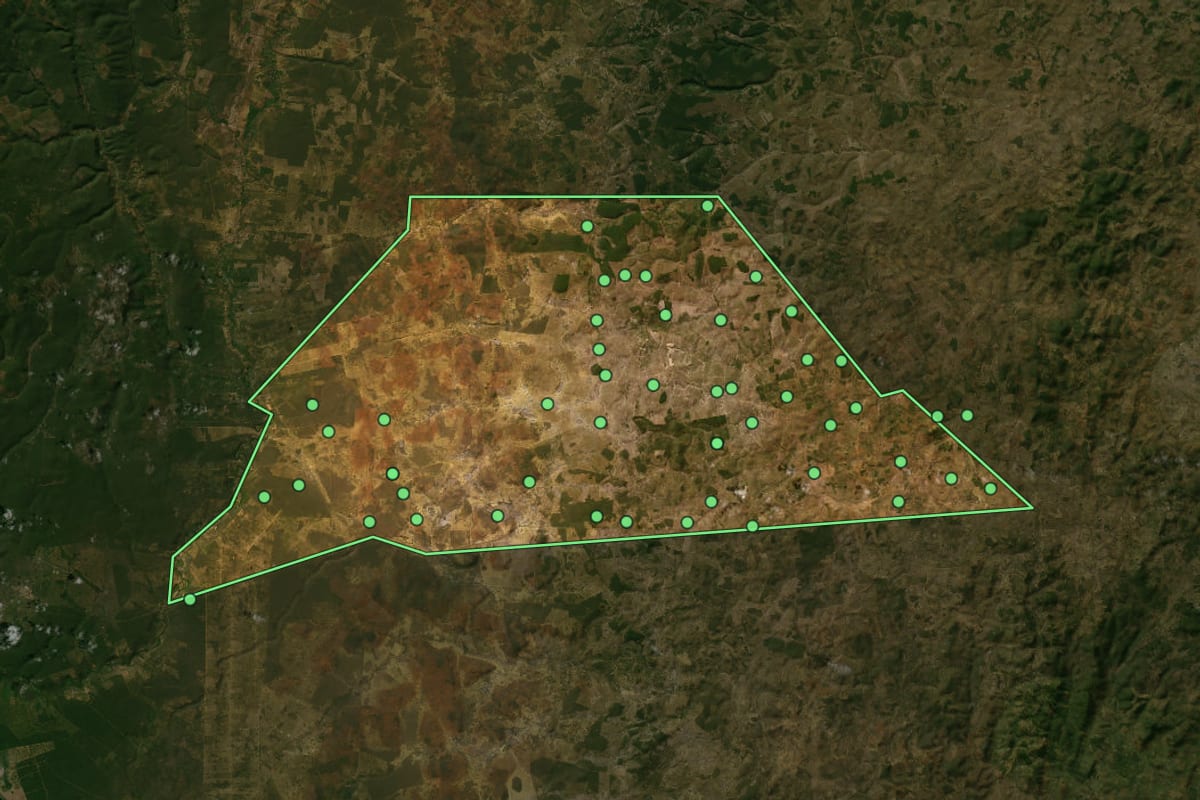 Imagem de satélite de Lajedinho (BA), com o contorno do município e a posição dos imóveis desta página.