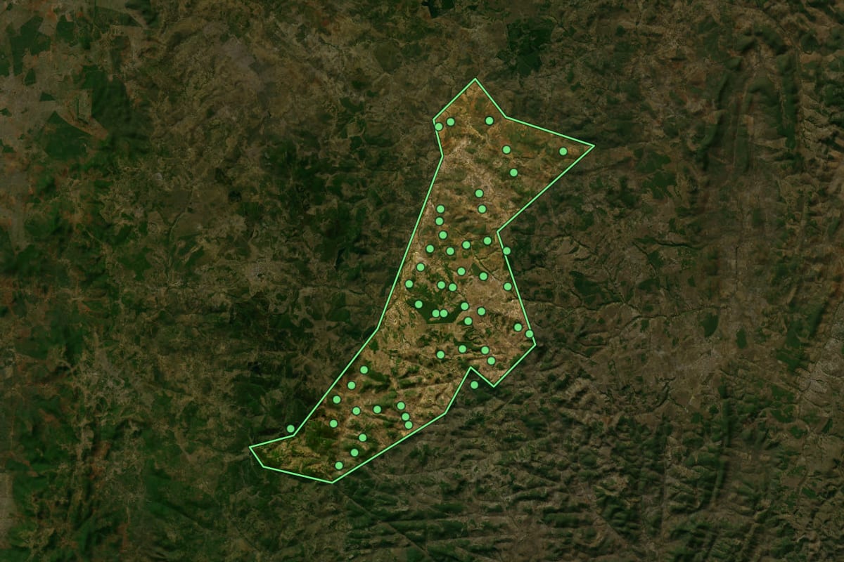 Imagem de satélite de Lajedo do Tabocal (BA), com o contorno do município e a posição dos imóveis desta página.