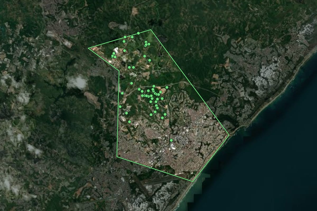 Imagem de satélite de Lauro de Freitas (BA), com o contorno do município e a posição dos imóveis desta página.