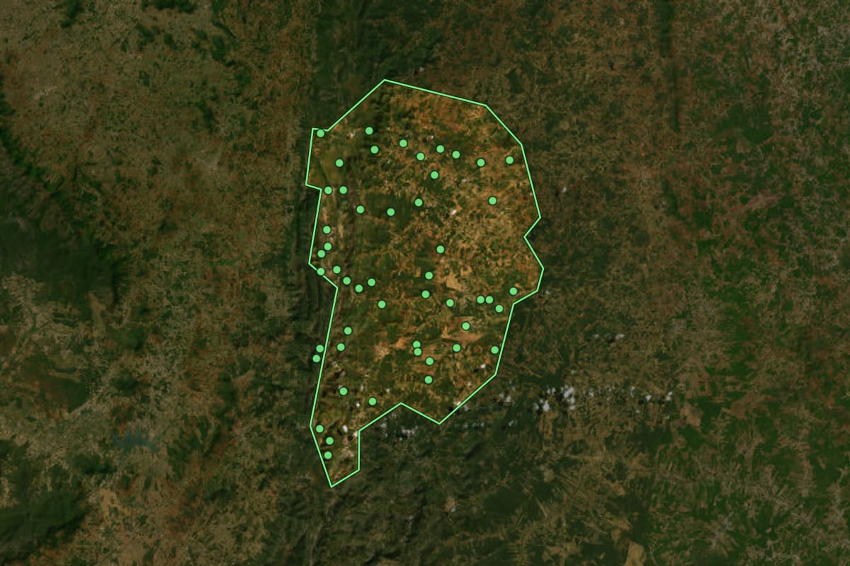 Imagem de satélite de Licínio de Almeida (BA), com o contorno do município e a posição dos imóveis desta página.