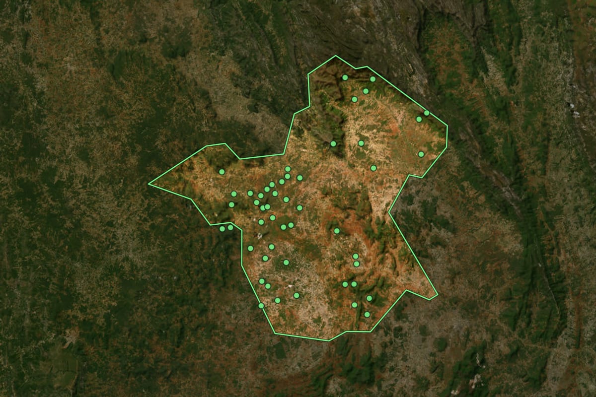 Imagem de satélite de Livramento de Nossa Senhora (BA), com o contorno do município e a posição dos imóveis desta página.