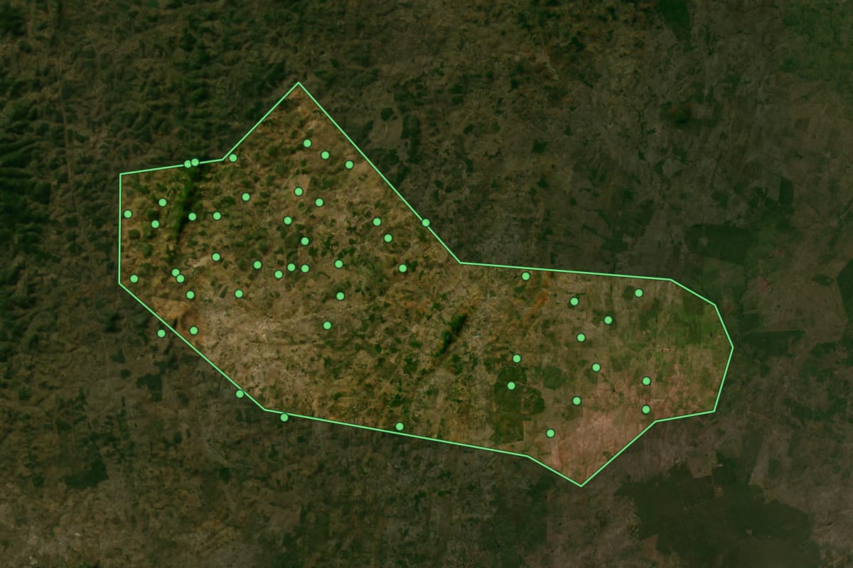 Imagem de satélite de Macajuba (BA), com o contorno do município e a posição dos imóveis desta página.
