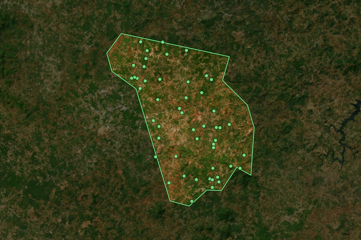 Imagem de satélite de Maetinga (BA), com o contorno do município e a posição dos imóveis desta página.