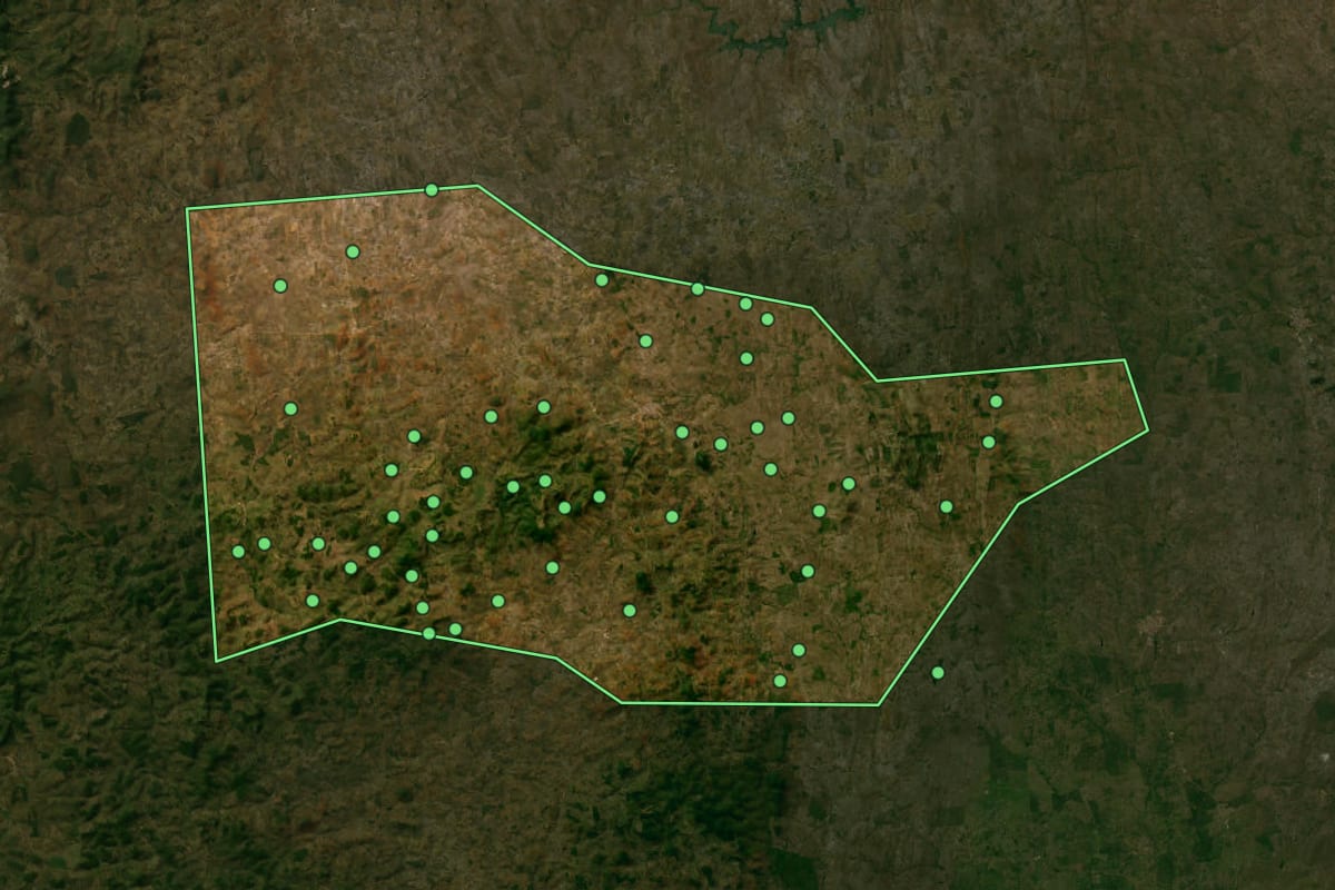 Imagem de satélite de Mairi (BA), com o contorno do município e a posição dos imóveis desta página.