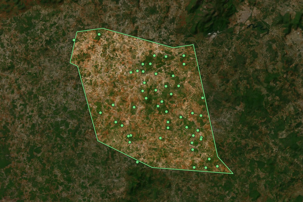Imagem de satélite de Malhada de Pedras (BA), com o contorno do município e a posição dos imóveis desta página.
