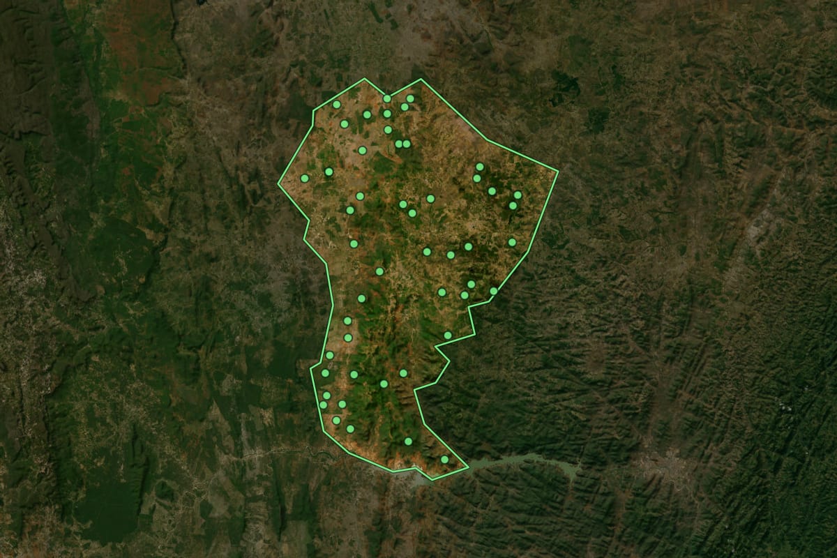 Imagem de satélite de Maracás (BA), com o contorno do município e a posição dos imóveis desta página.