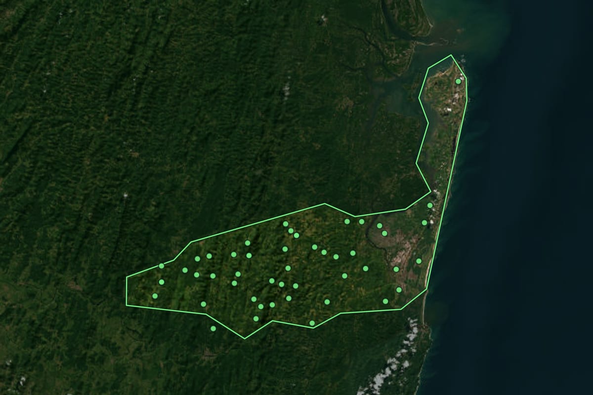 Imagem de satélite de Maraú (BA), com o contorno do município e a posição dos imóveis desta página.