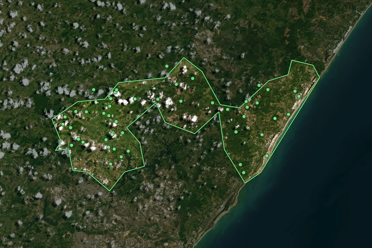 Imagem de satélite de Mata de São João (BA), com o contorno do município e a posição dos imóveis desta página.
