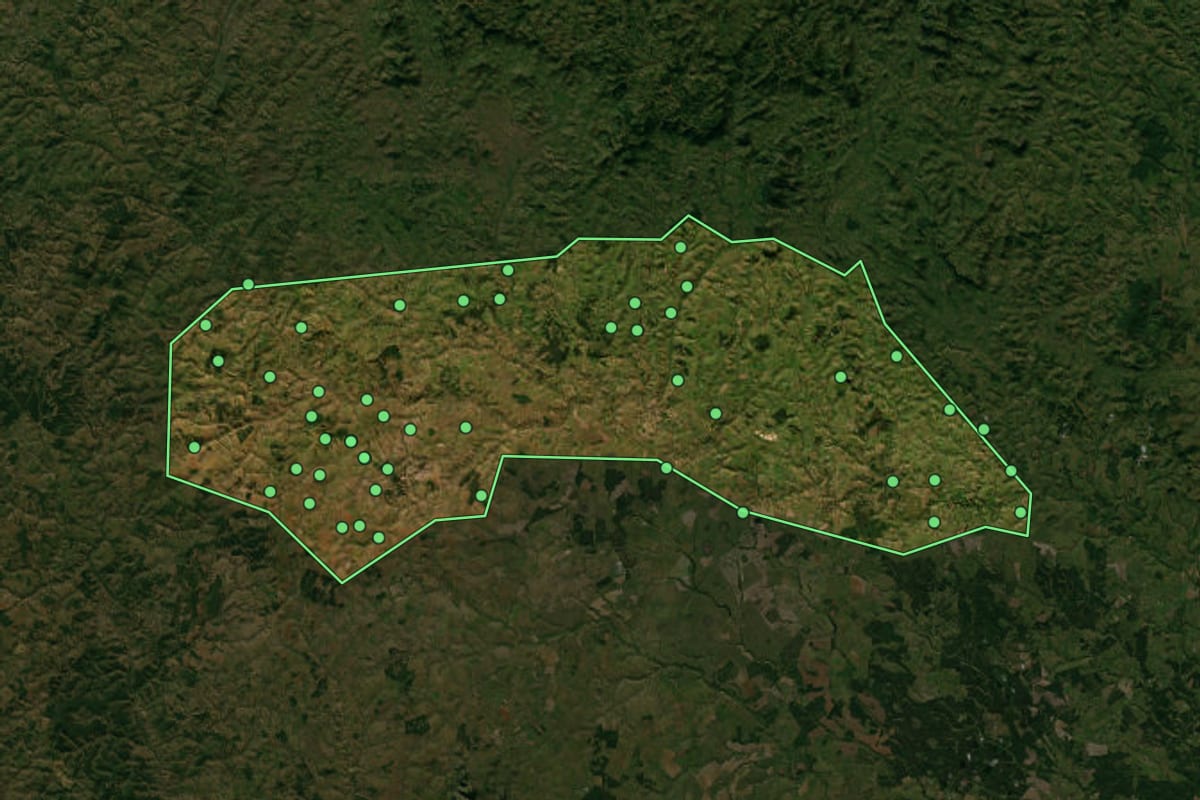 Imagem de satélite de Medeiros Neto (BA), com o contorno do município e a posição dos imóveis desta página.