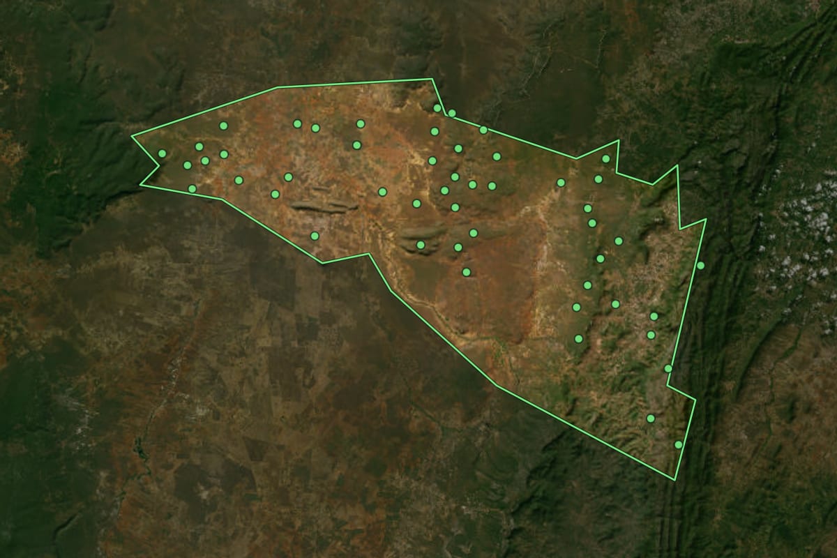 Imagem de satélite de Mirangaba (BA), com o contorno do município e a posição dos imóveis desta página.