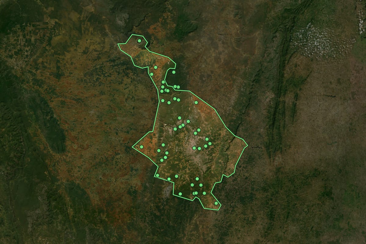 Imagem de satélite de Morro do Chapéu (BA), com o contorno do município e a posição dos imóveis desta página.