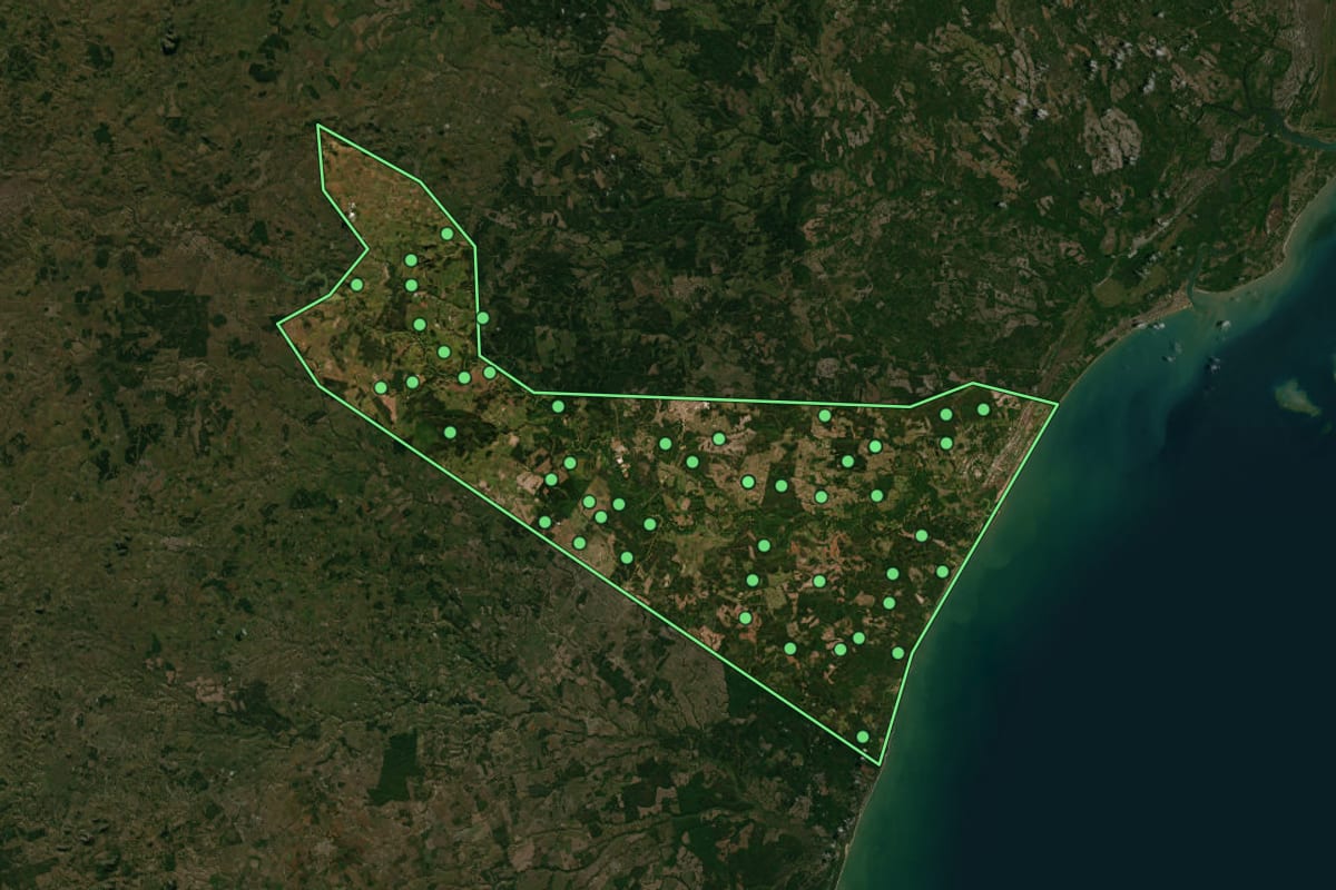 Imagem de satélite de Mucuri (BA), com o contorno do município e a posição dos imóveis desta página.
