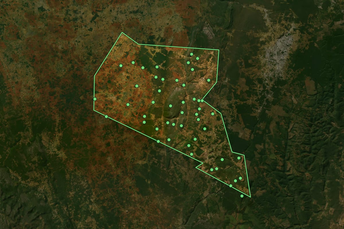 Imagem de satélite de Mulungu do Morro (BA), com o contorno do município e a posição dos imóveis desta página.