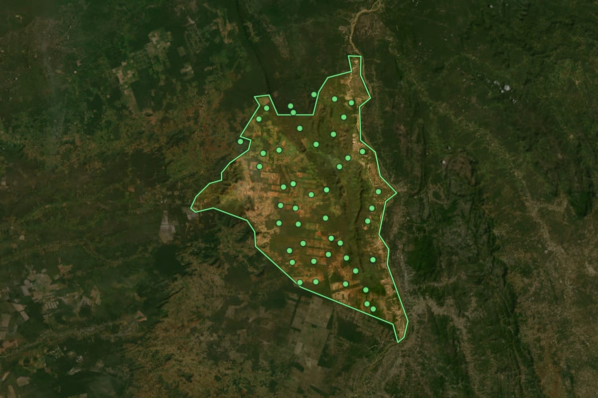 Imagem de satélite de Muquém do São Francisco (BA), com o contorno do município e a posição dos imóveis desta página.