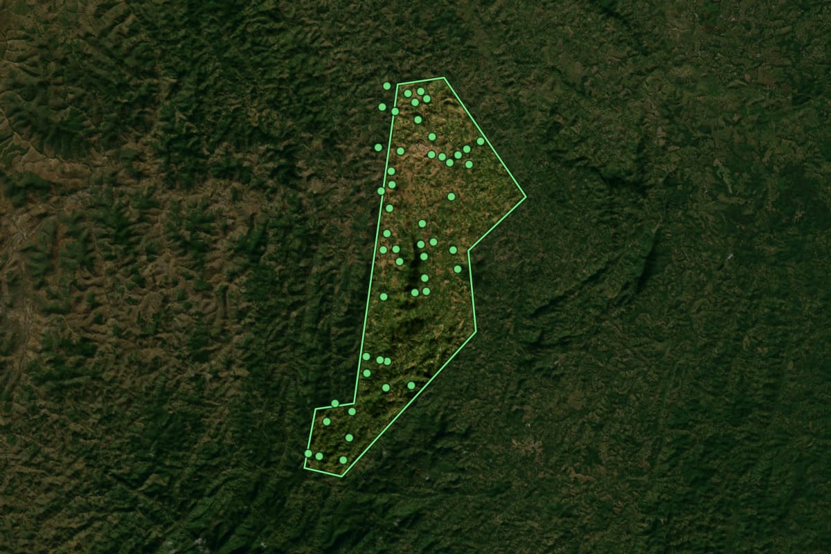 Imagem de satélite de Mutuípe (BA), com o contorno do município e a posição dos imóveis desta página.