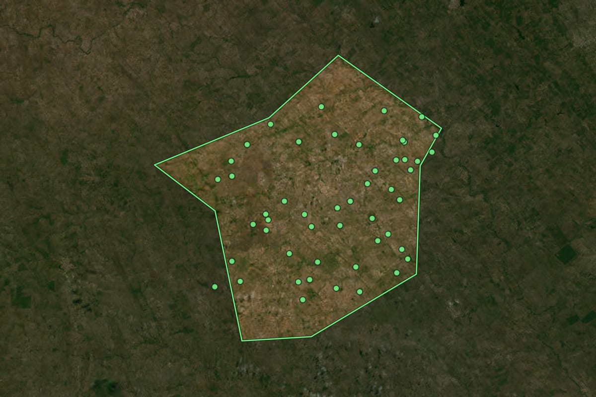 Imagem de satélite de Nova Fátima (BA), com o contorno do município e a posição dos imóveis desta página.