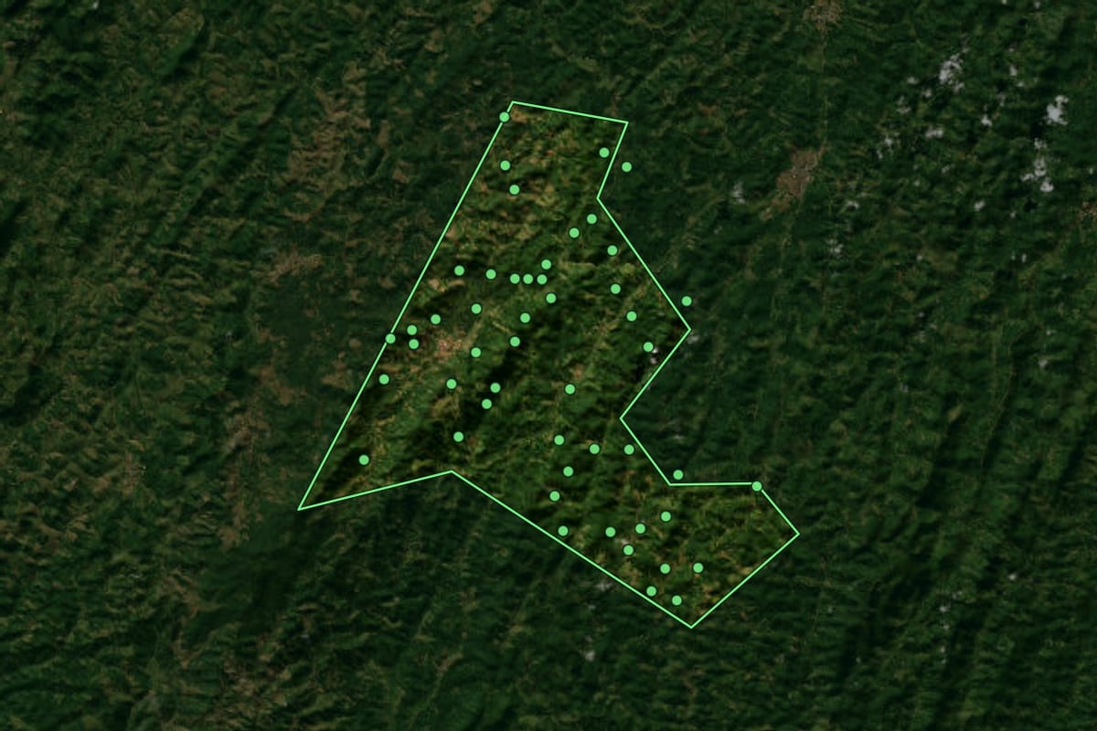 Imagem de satélite de Nova Ibiá (BA), com o contorno do município e a posição dos imóveis desta página.