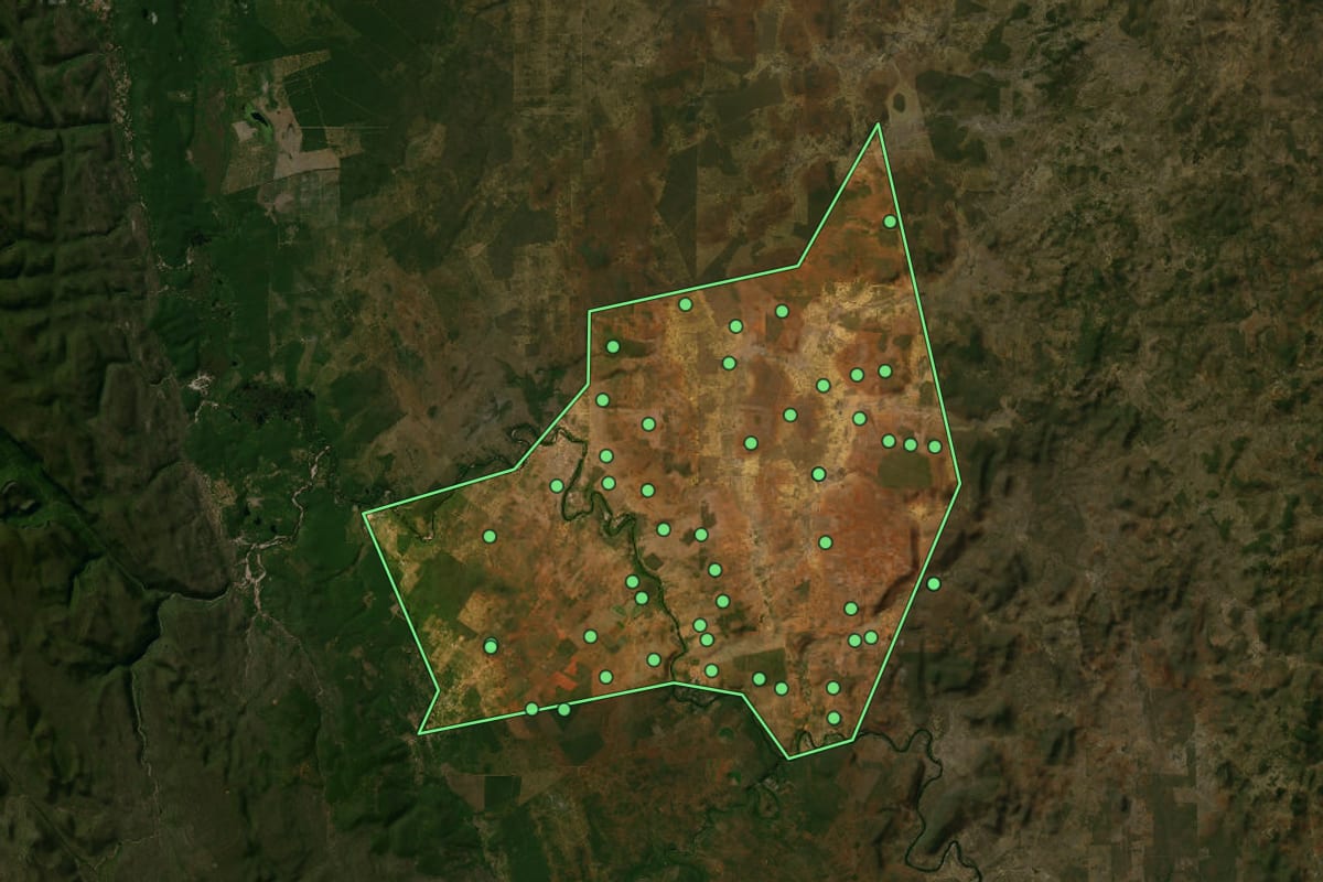 Imagem de satélite de Nova Redenção (BA), com o contorno do município e a posição dos imóveis desta página.