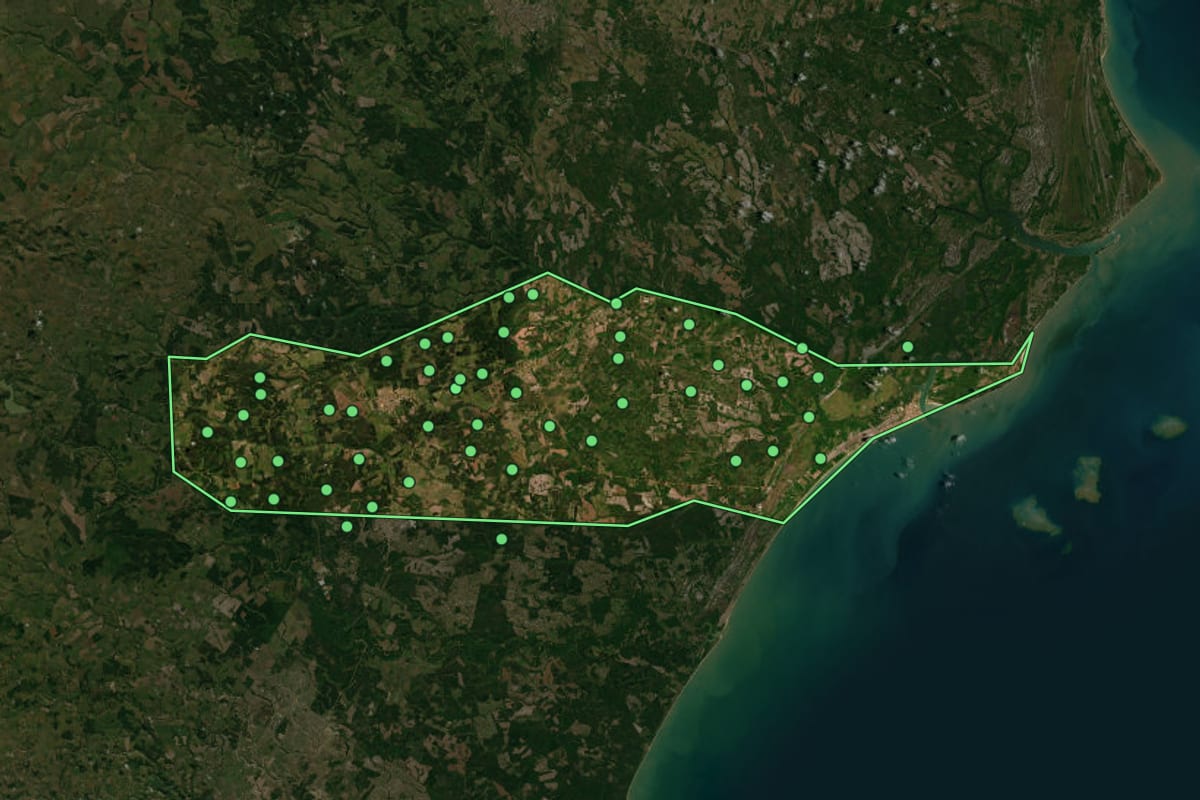 Imagem de satélite de Nova Viçosa (BA), com o contorno do município e a posição dos imóveis desta página.