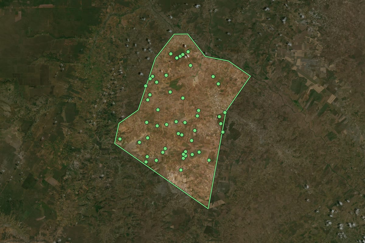 Imagem de satélite de Olindina (BA), com o contorno do município e a posição dos imóveis desta página.