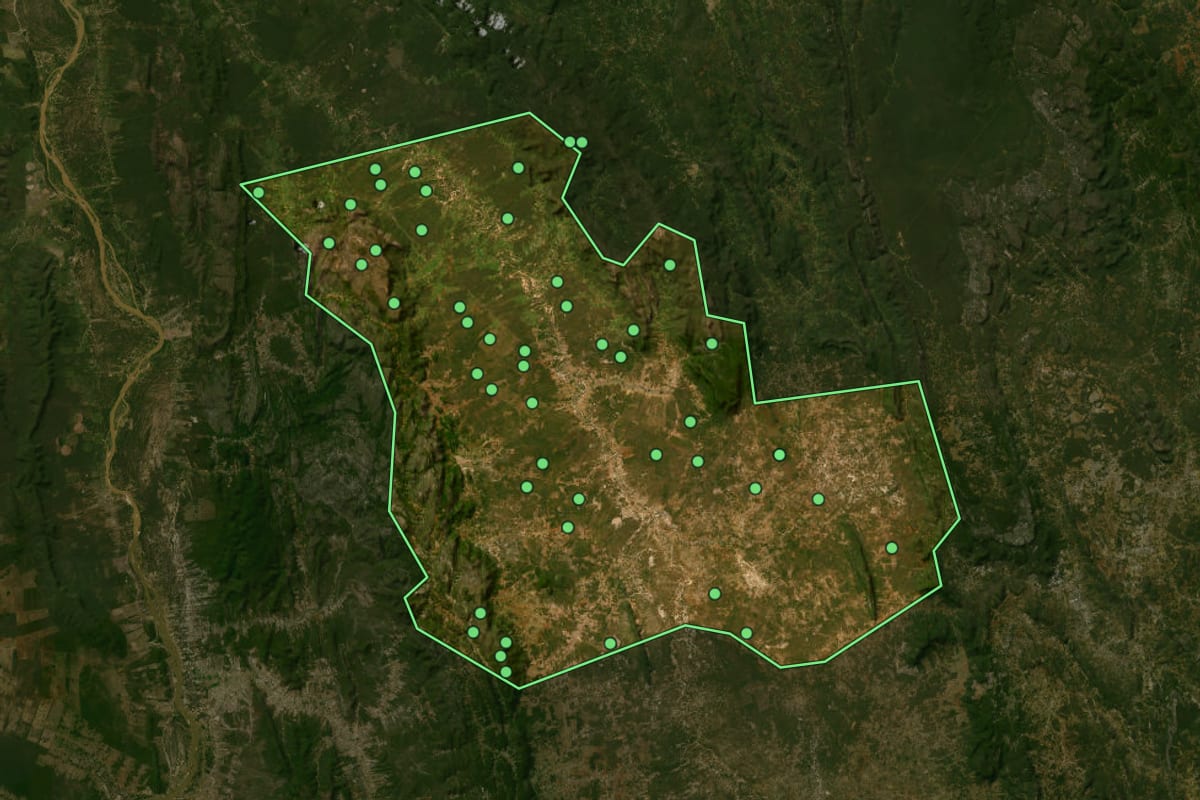 Imagem de satélite de Oliveira dos Brejinhos (BA), com o contorno do município e a posição dos imóveis desta página.