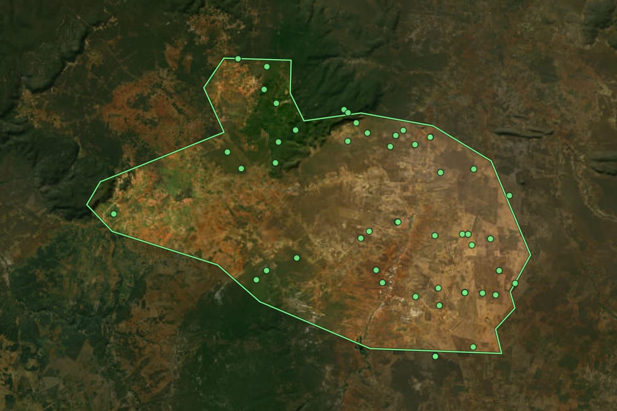Imagem de satélite de Ourolândia (BA), com o contorno do município e a posição dos imóveis desta página.