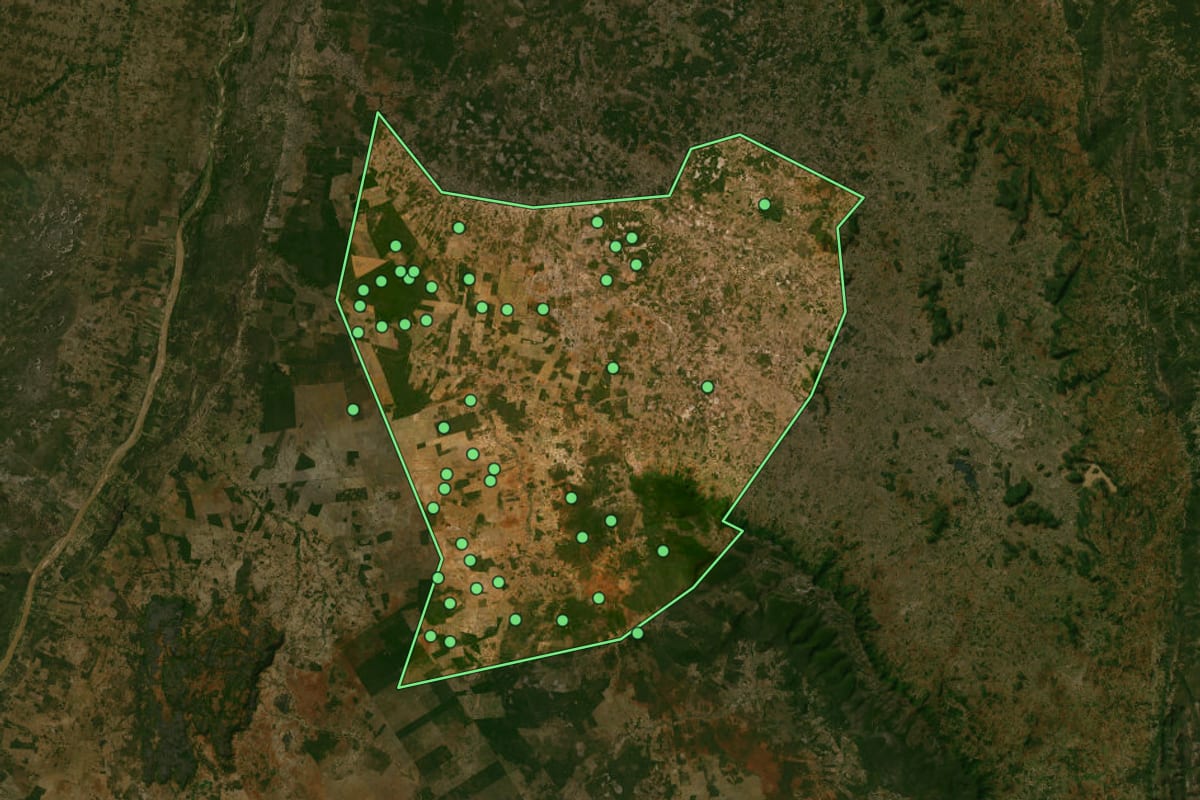Imagem de satélite de Palmas de Monte Alto (BA), com o contorno do município e a posição dos imóveis desta página.