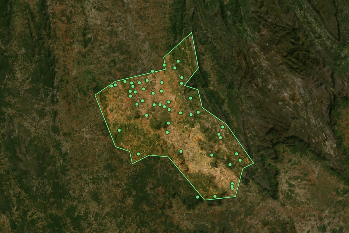 Imagem de satélite de Paramirim (BA), com o contorno do município e a posição dos imóveis desta página.