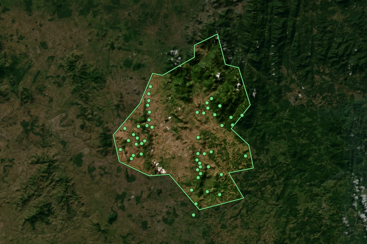 Imagem de satélite de Pau Brasil (BA), com o contorno do município e a posição dos imóveis desta página.