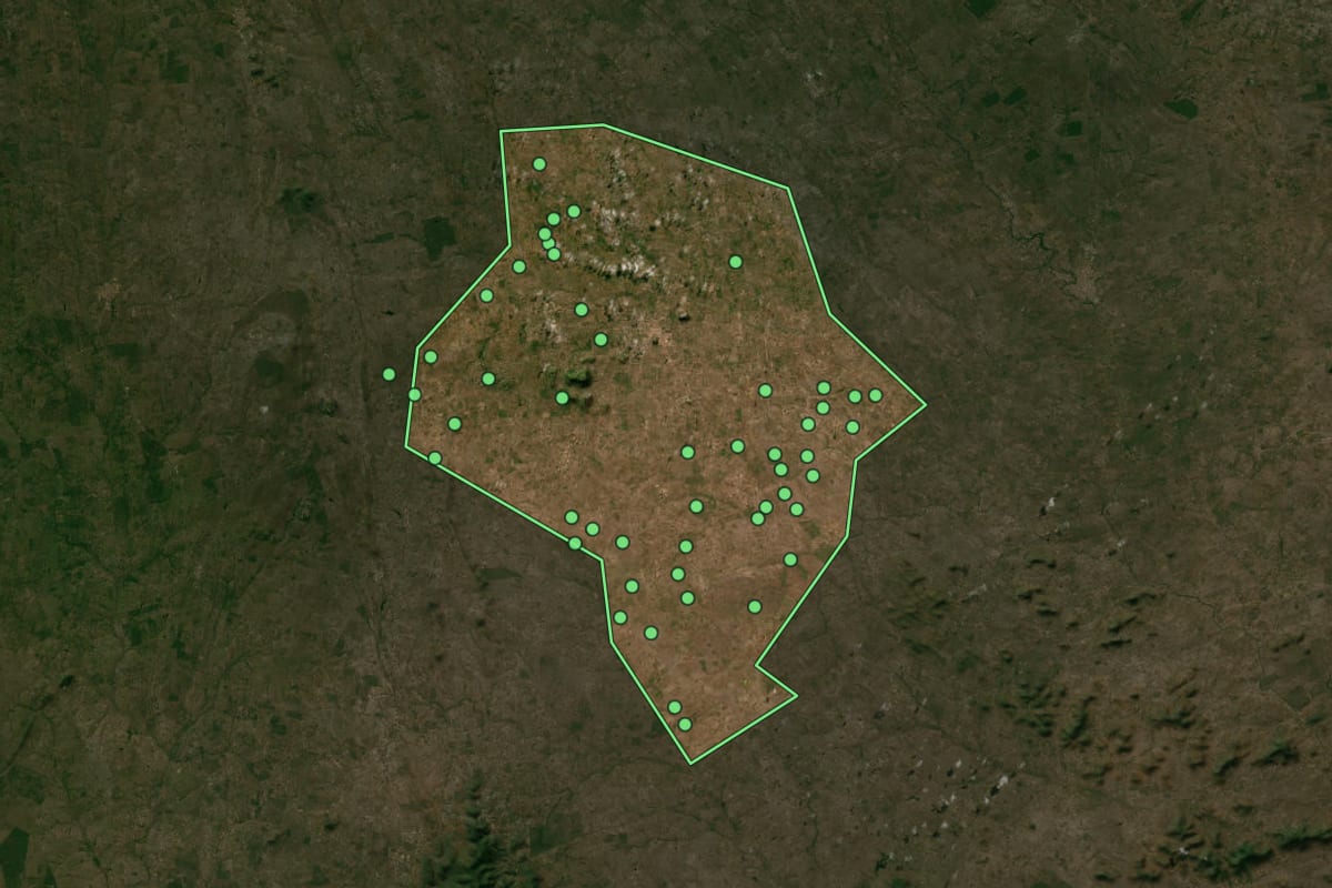 Imagem de satélite de Pé de Serra (BA), com o contorno do município e a posição dos imóveis desta página.