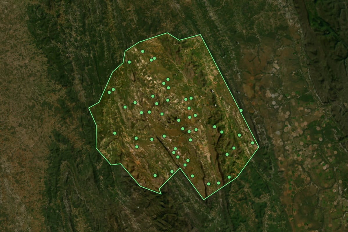 Imagem de satélite de Piatã (BA), com o contorno do município e a posição dos imóveis desta página.