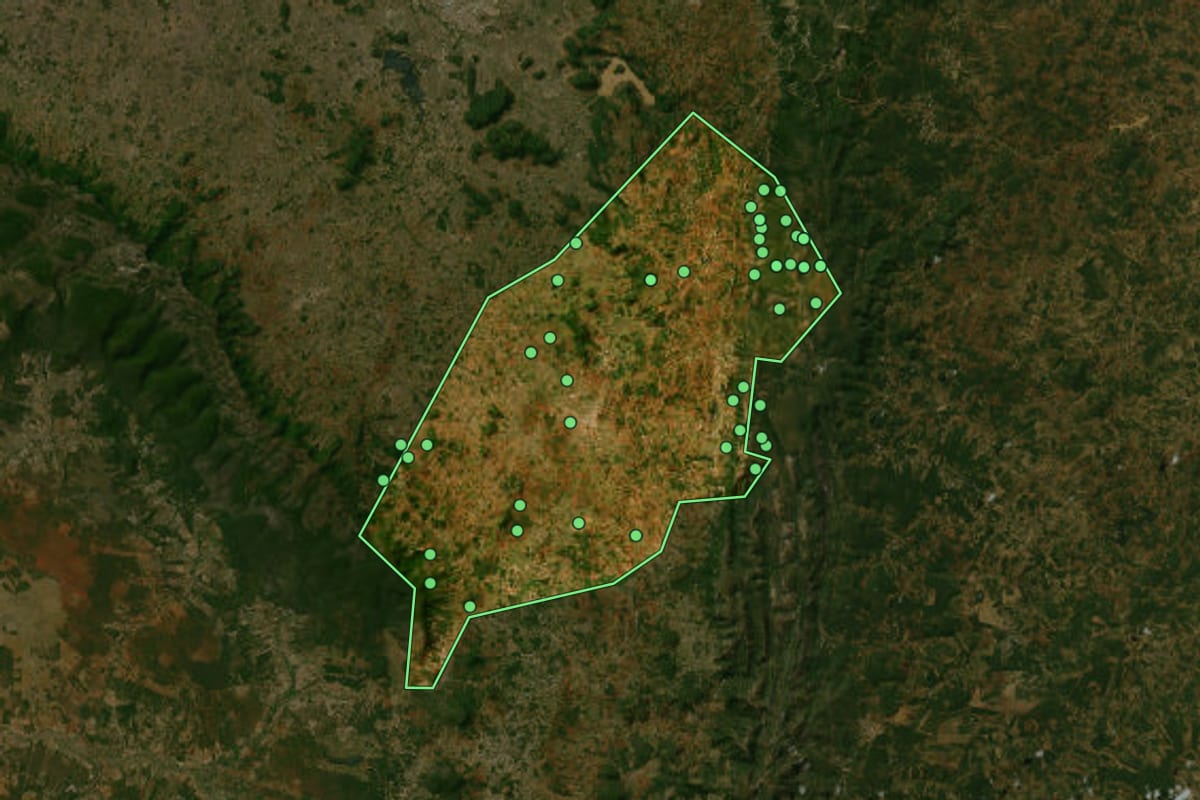 Imagem de satélite de Pindaí (BA), com o contorno do município e a posição dos imóveis desta página.