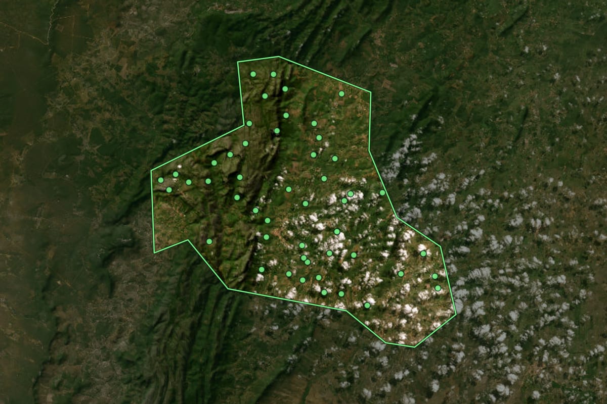 Imagem de satélite de Pindobaçu (BA), com o contorno do município e a posição dos imóveis desta página.