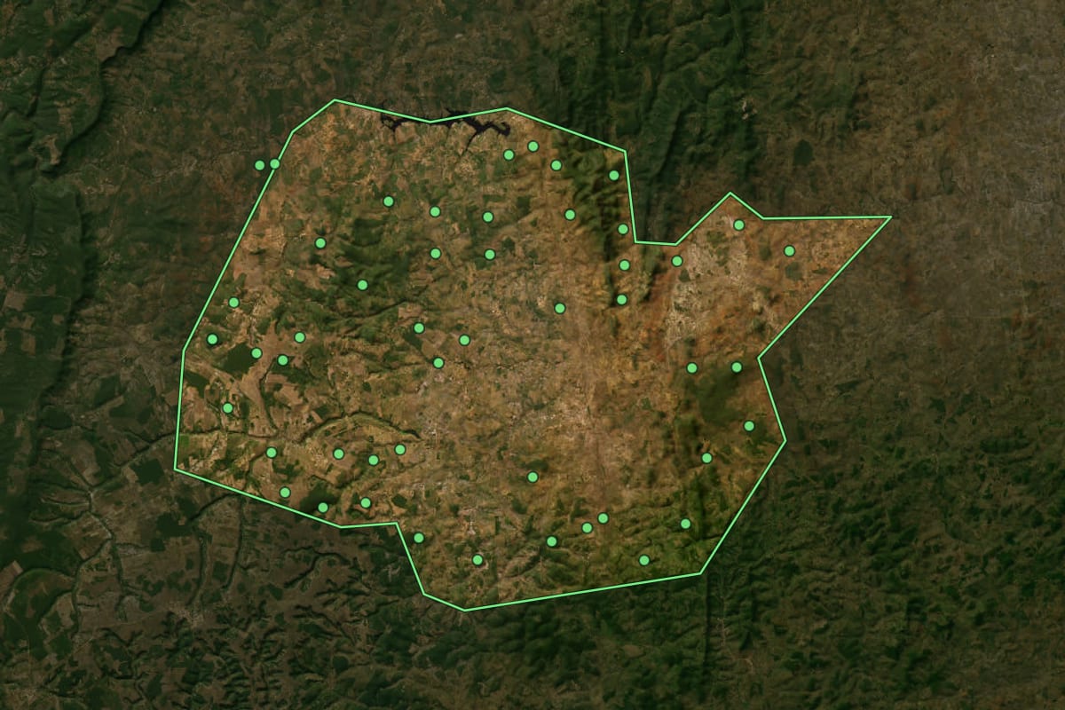 Imagem de satélite de Piritiba (BA), com o contorno do município e a posição dos imóveis desta página.