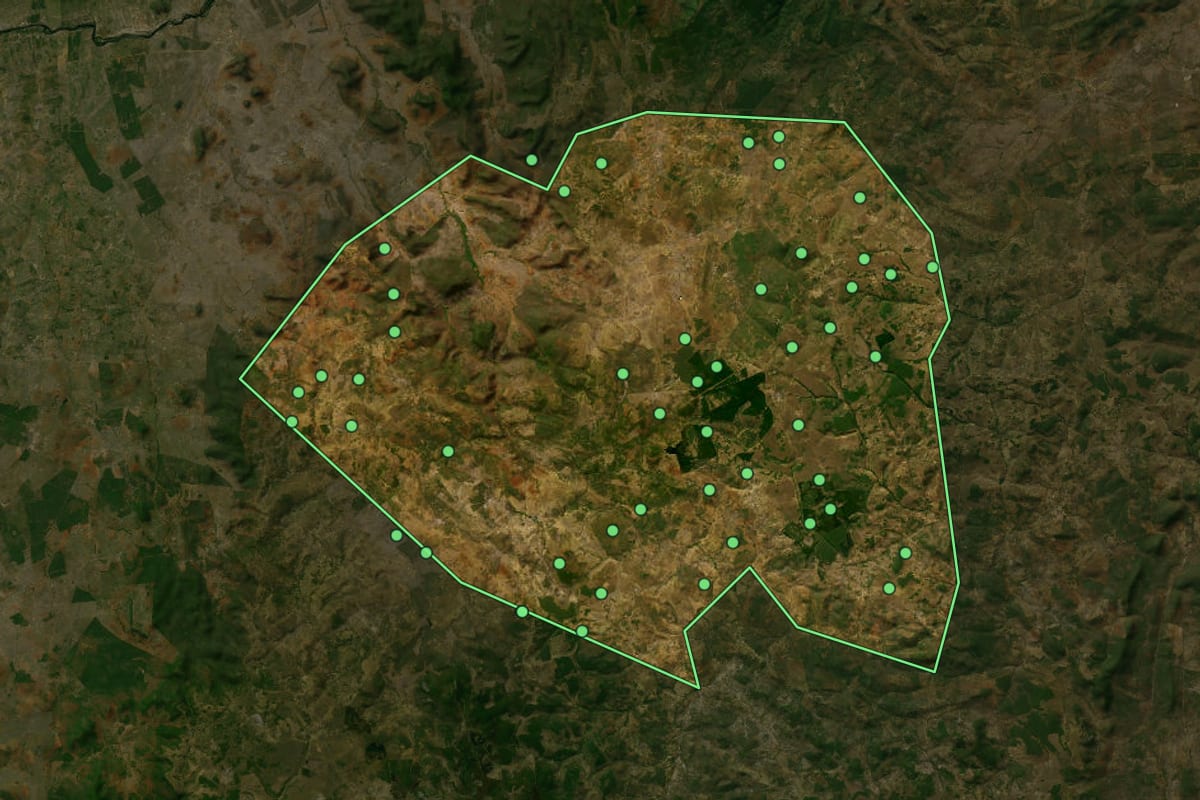 Imagem de satélite de Planaltino (BA), com o contorno do município e a posição dos imóveis desta página.