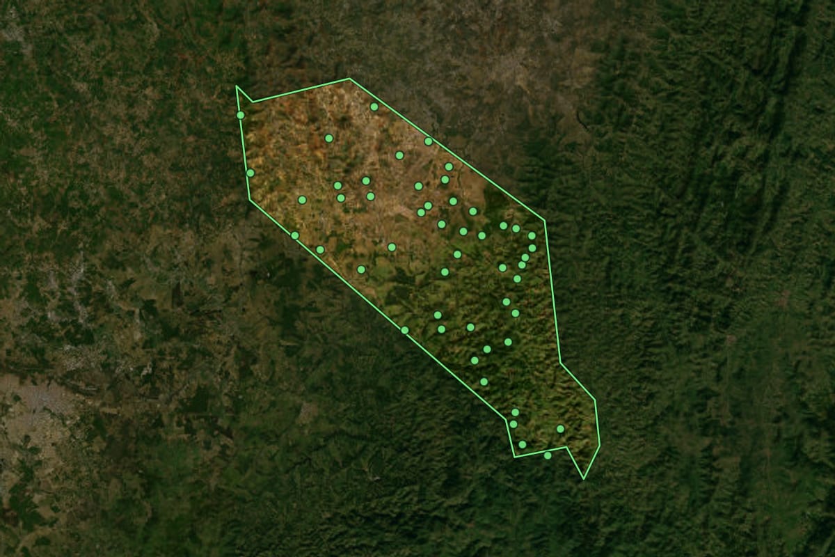 Imagem de satélite de Planalto (BA), com o contorno do município e a posição dos imóveis desta página.