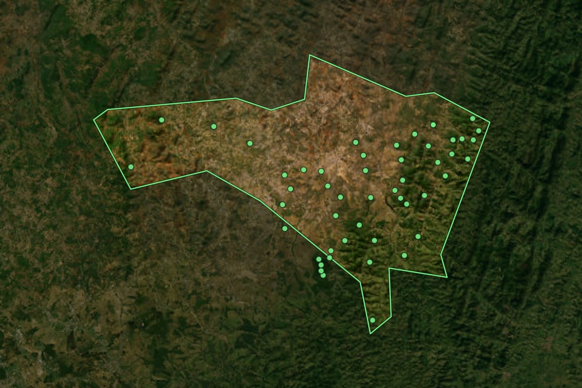 Imagem de satélite de Poções (BA), com o contorno do município e a posição dos imóveis desta página.