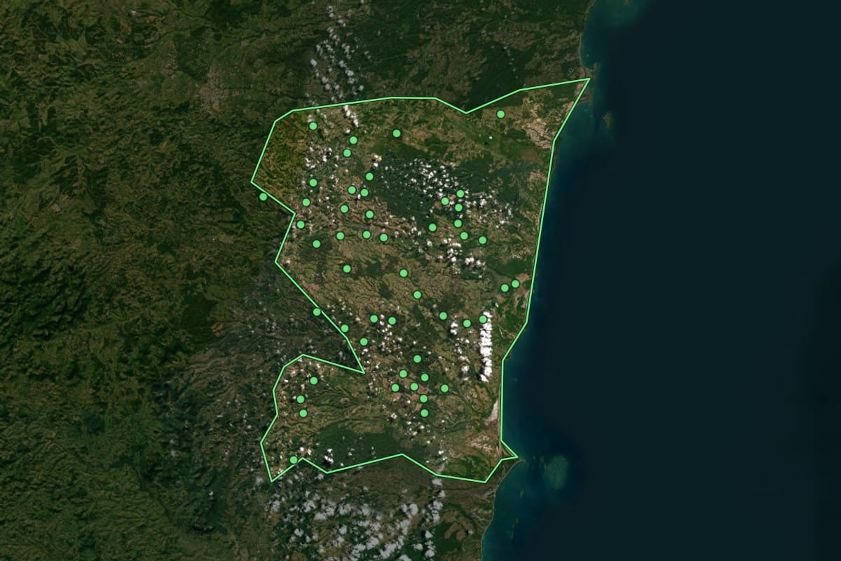 Imagem de satélite de Porto Seguro (BA), com o contorno do município e a posição dos imóveis desta página.