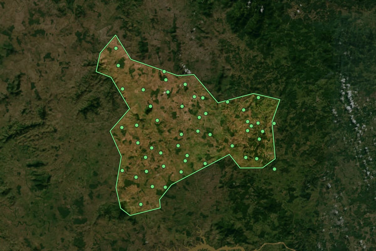 Imagem de satélite de Potiraguá (BA), com o contorno do município e a posição dos imóveis desta página.
