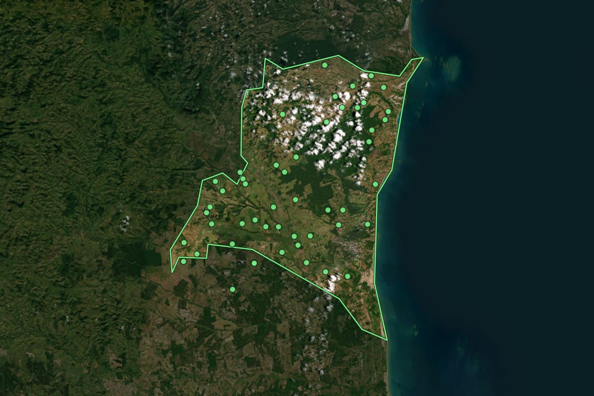 Imagem de satélite de Prado (BA), com o contorno do município e a posição dos imóveis desta página.